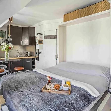 Le Joyeux Dans Les Hauteurs De Montmartre Daire